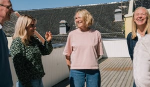 Gruppe mennesker som smiler og ler